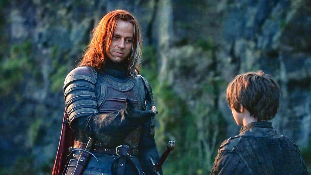 Jaqen H'ghar and arya stand.